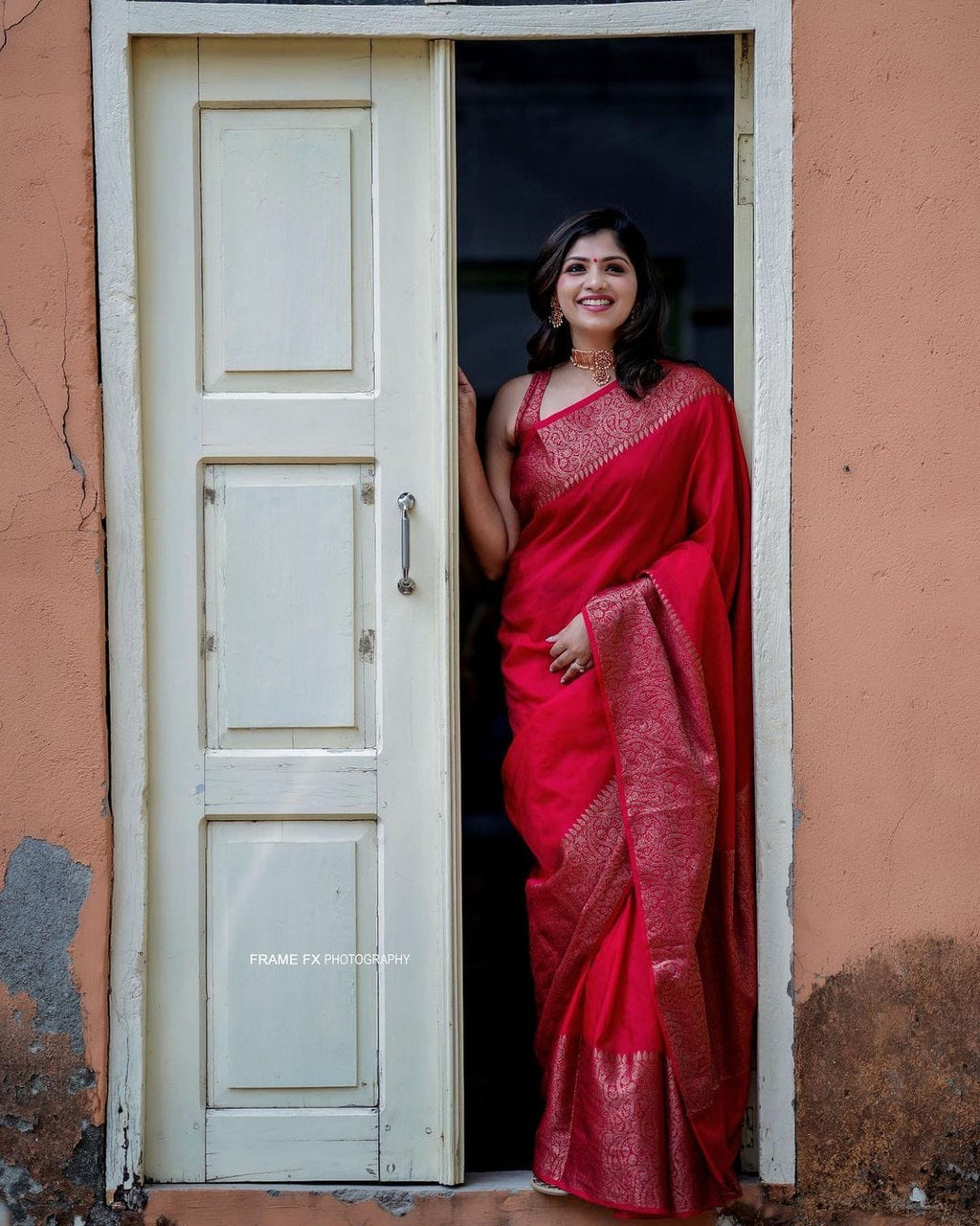 Adorning Red Soft Silk Saree With Unequalled Blouse Piece