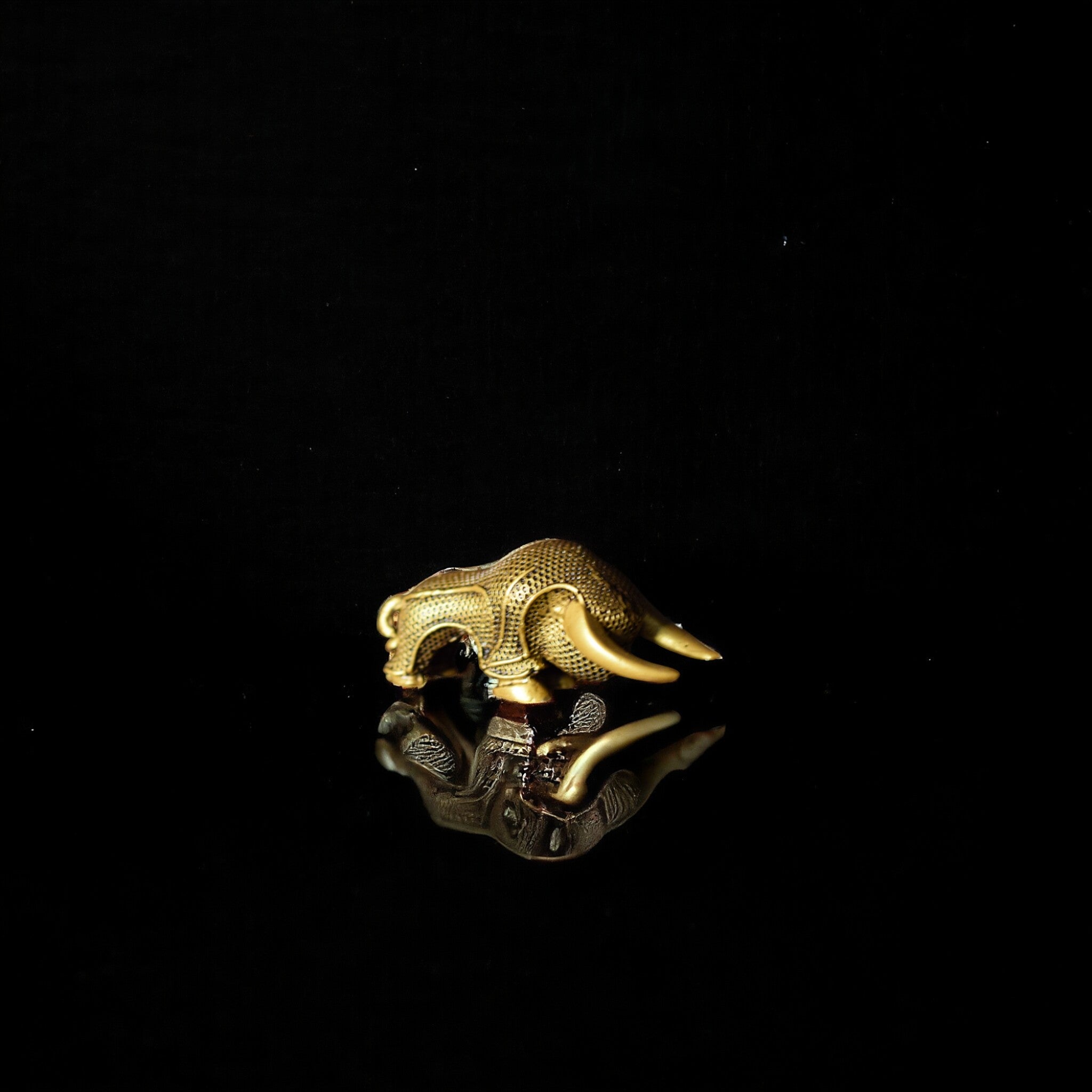 Bull Geometrical Sculpture – Car Dashboard.