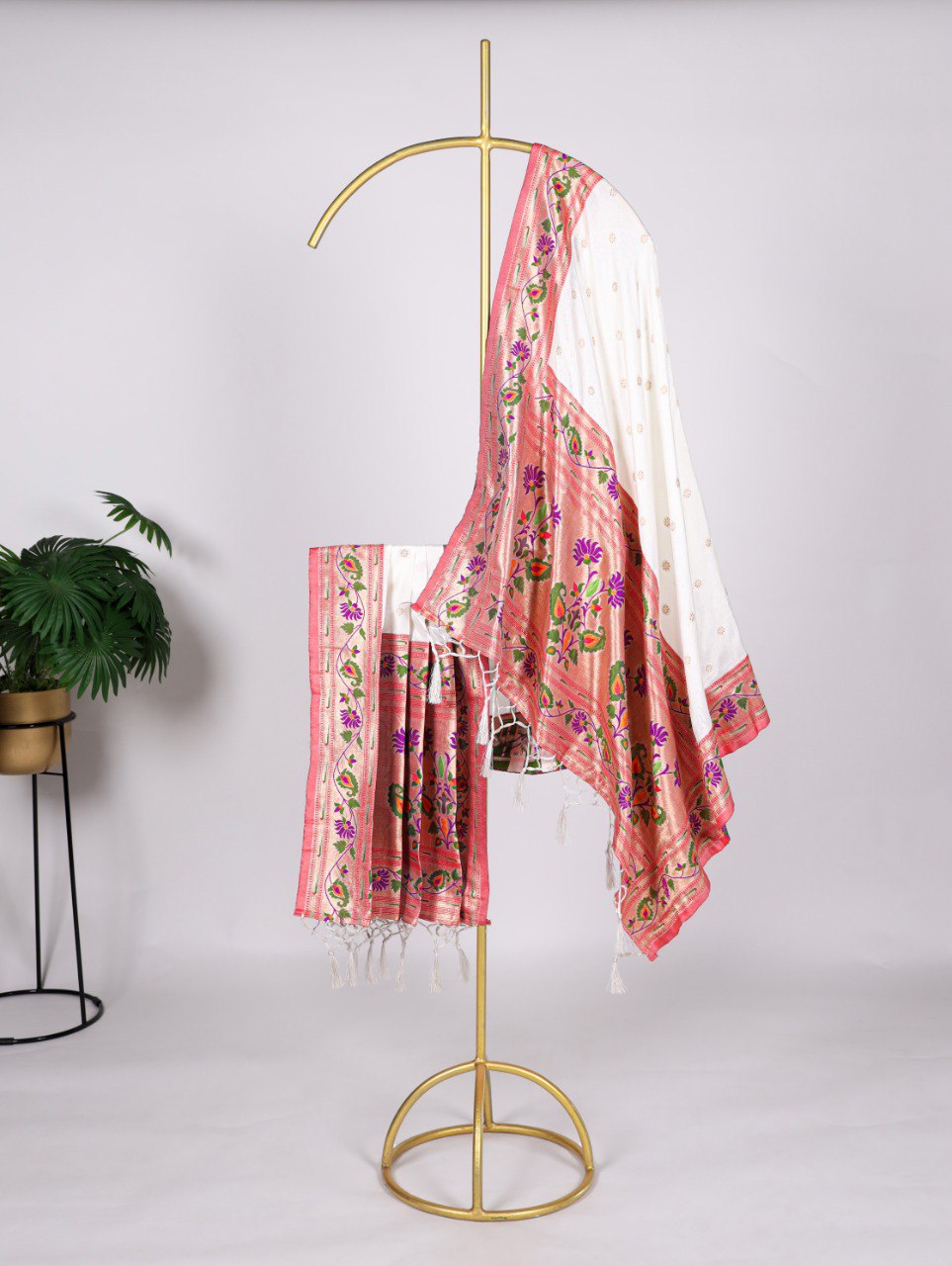 A Dupatta That Speaks Tradition – Elegant Jacquard Paithani Dupatta