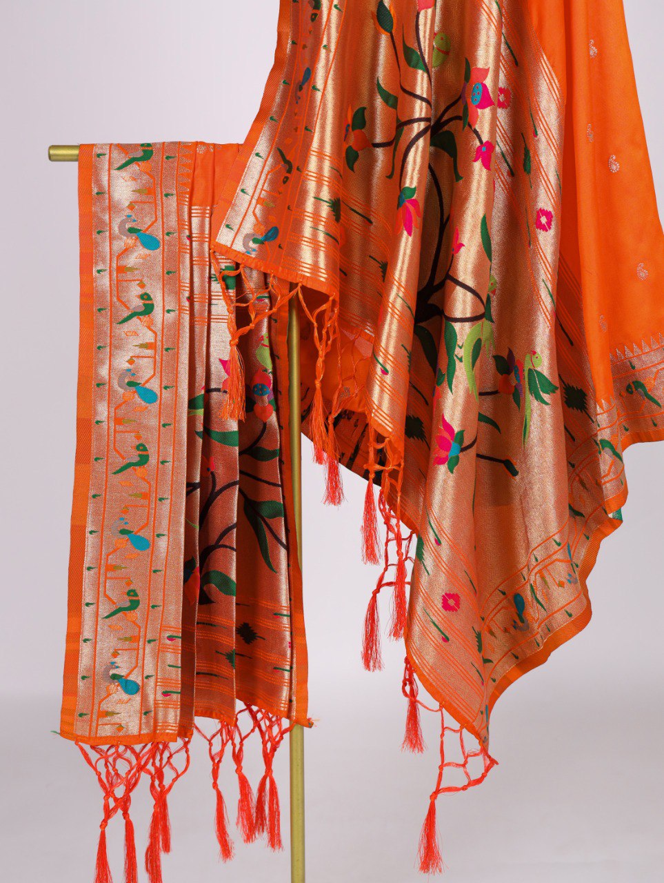 A Dupatta That Speaks Tradition – Elegant Jacquard Paithani Dupatta