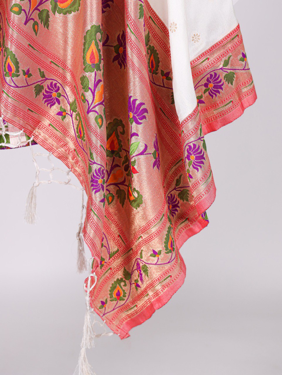 A Dupatta That Speaks Tradition – Elegant Jacquard Paithani Dupatta