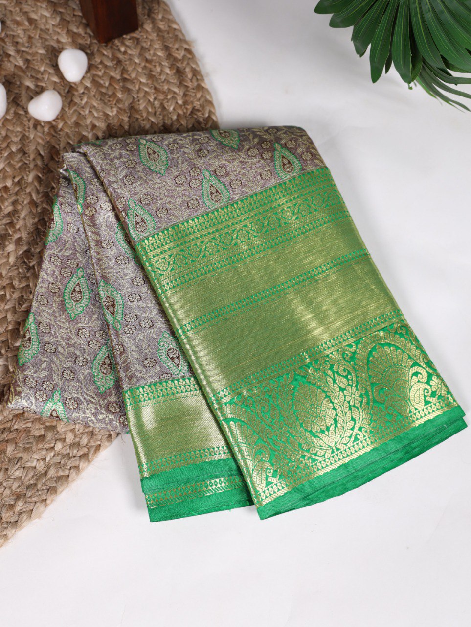 Onion Jacquard Silk Saree with Exquisite Zari Weaving � Perfect for Elegant Occasions